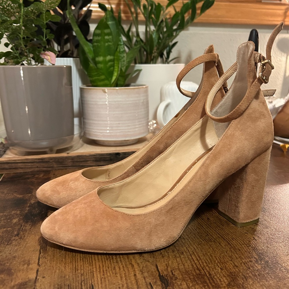 Gianni Bini Women’s Suede Ankle Strap Closed-Toe Block Heel- Size 8-Tan